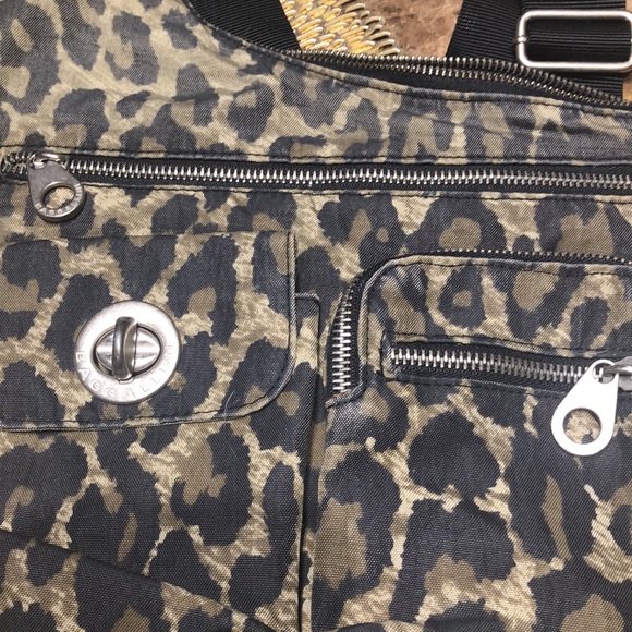 Baggallini leopard crossbody - Picture 3 of 7